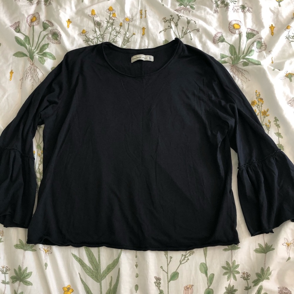 Cute flowy sleeved Abercrombie and Fitch shirt :)